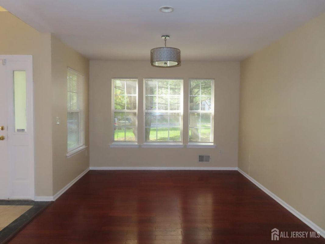 107 Amy Dr - Photo 4 of 36