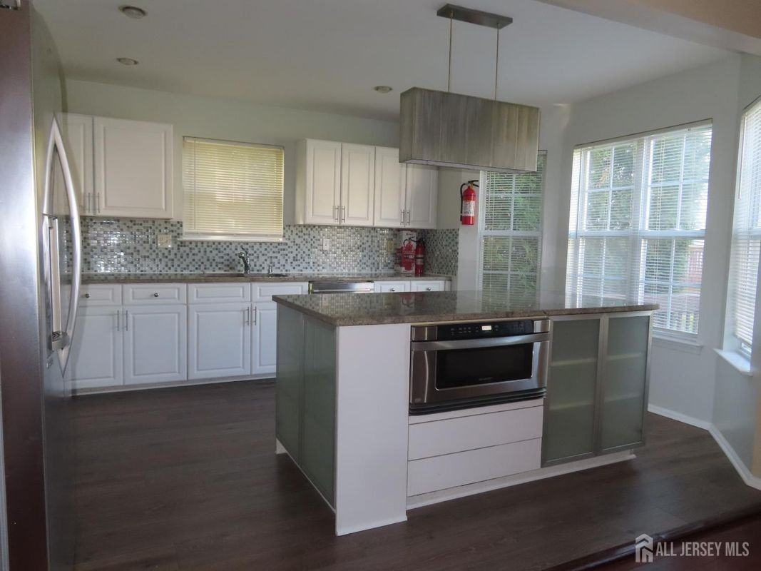 107 Amy Dr - Photo 6 of 36