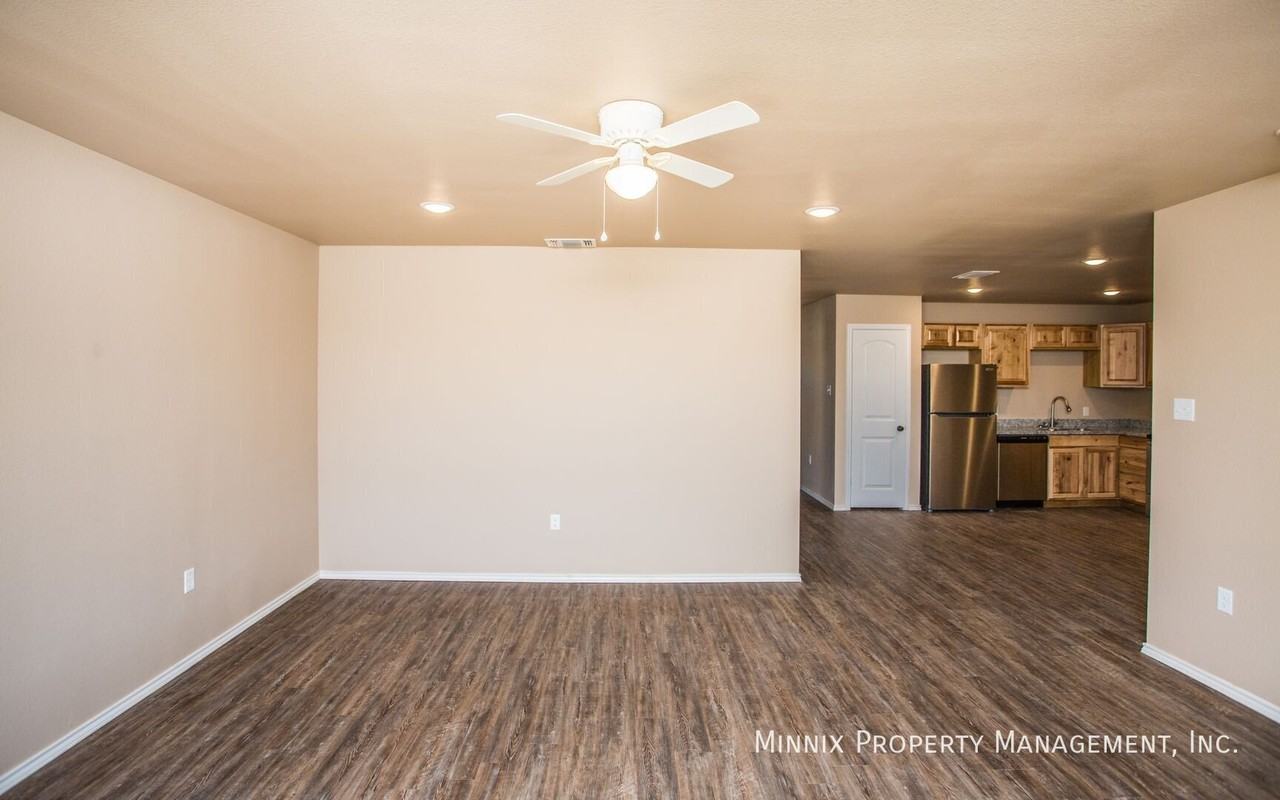 2421 N Avenue O - Photo 2 of 7