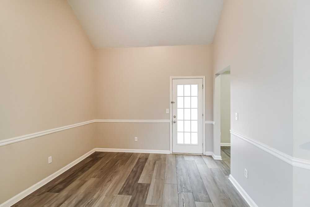 1573 Queen Elizabeth Dr - Photo 4 of 17