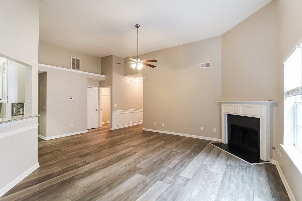 1573 Queen Elizabeth Dr - Photo 5 of 17