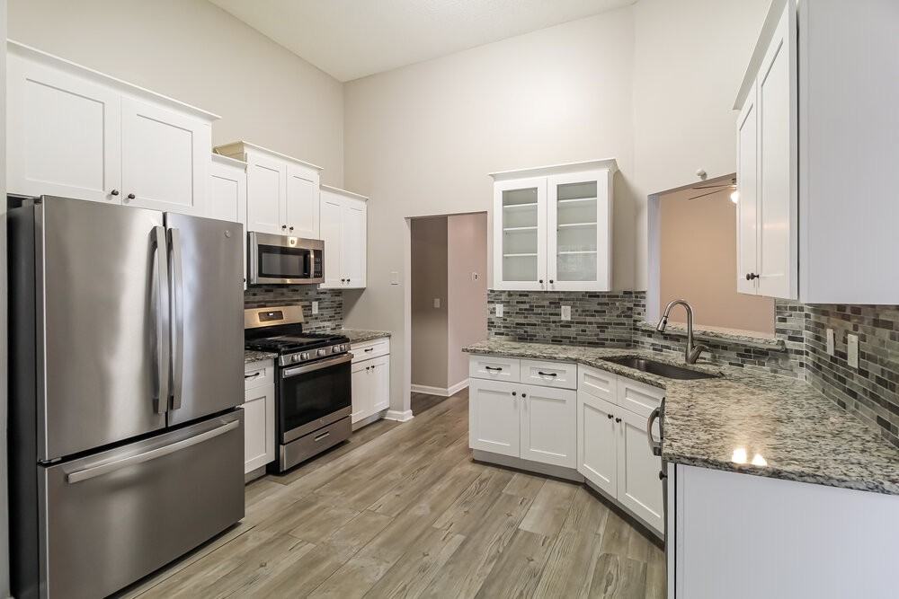 1573 Queen Elizabeth Dr - Photo 6 of 17