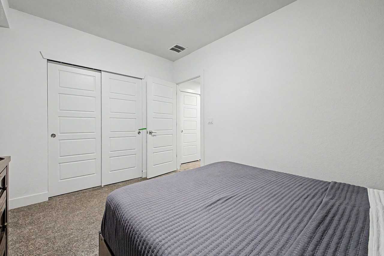 2824 W Parkside Pl - Photo 2 of 5