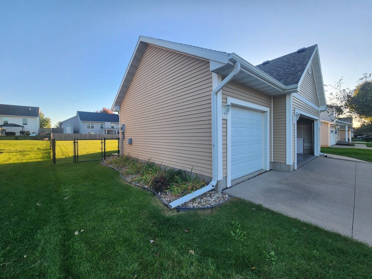 410 Oak Park Cir - Photo 3 of 23