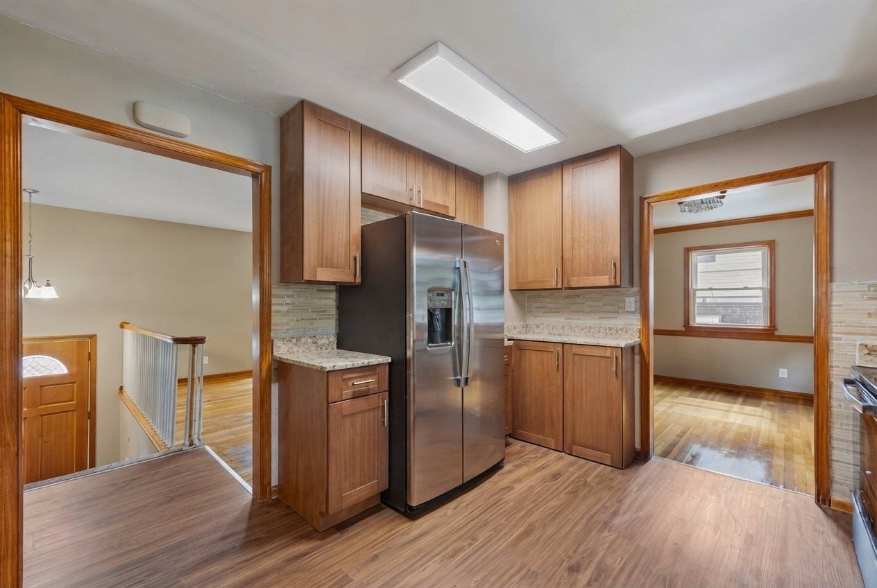 115 Waltham St - Photo 6 of 19