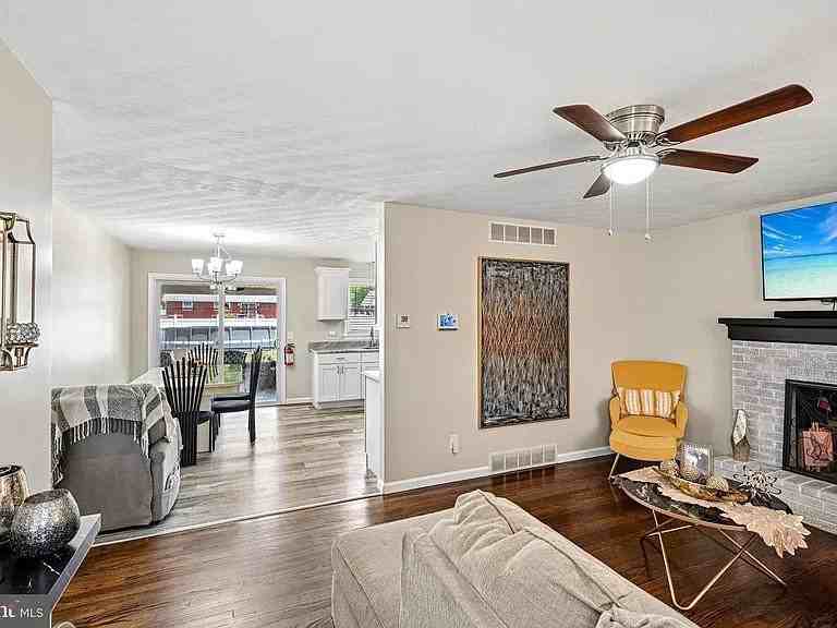 1035 Swenlin Dr - Photo 5 of 15