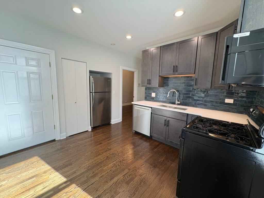 1421 N Rockwell St #2F - Photo 2 of 12
