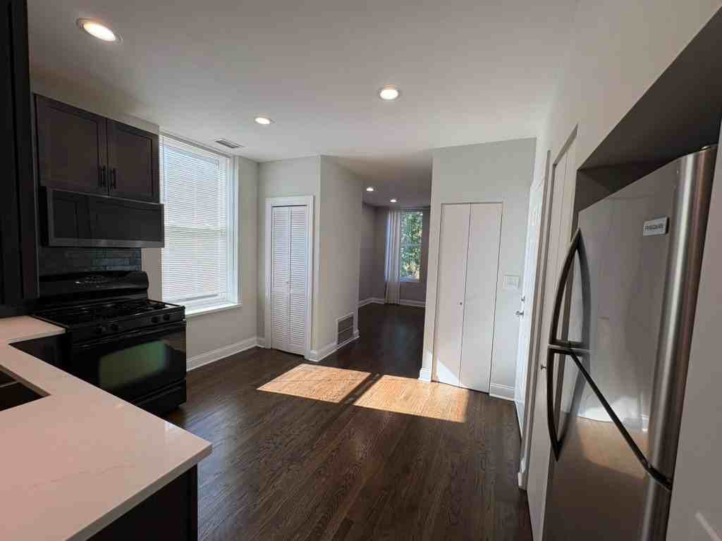 1421 N Rockwell St #2F - Photo 5 of 12