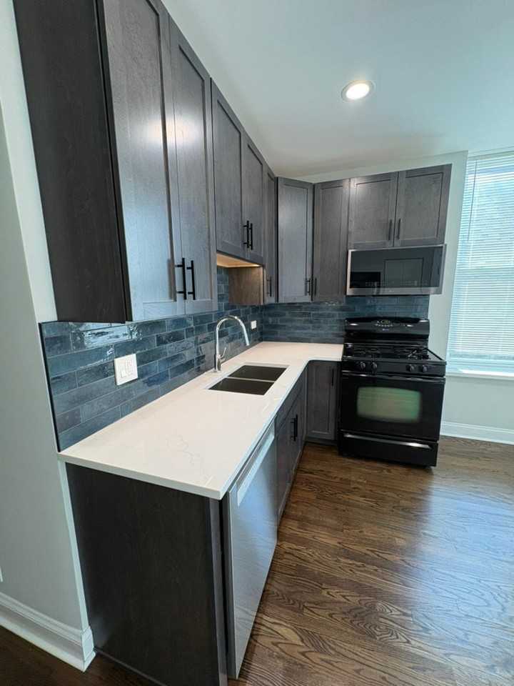 1421 N Rockwell St #2F - Photo 6 of 12