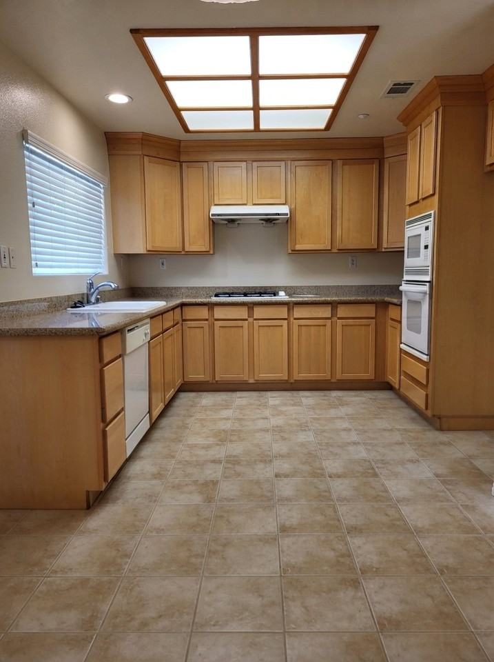 822 S Golden West Ave #B - Photo 5 of 20