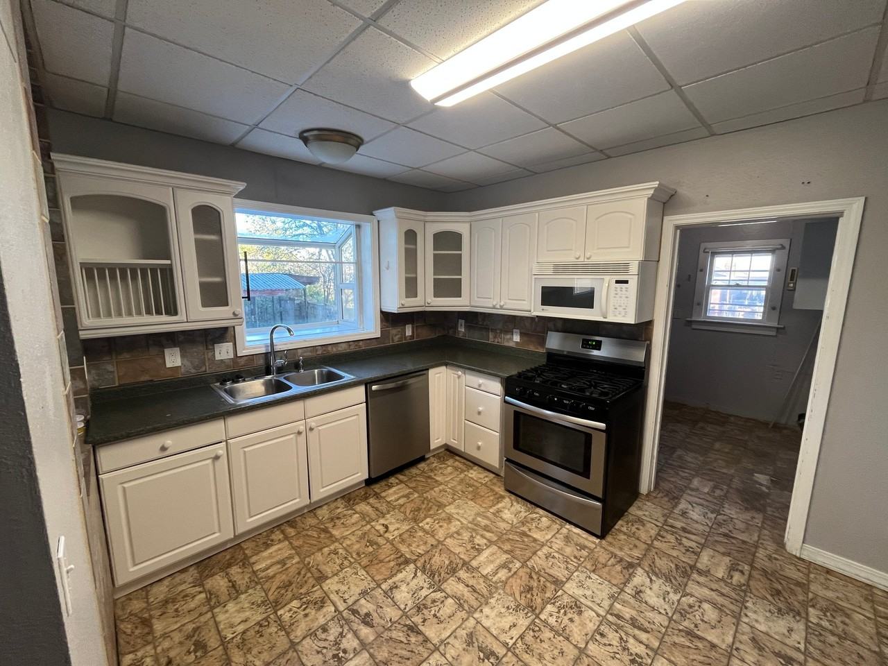 1016 Peosta Ave - Photo 2 of 13