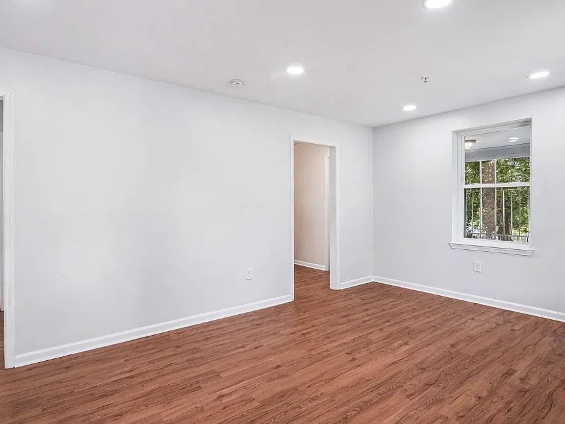 6004 34th Ave - Photo 2 of 5