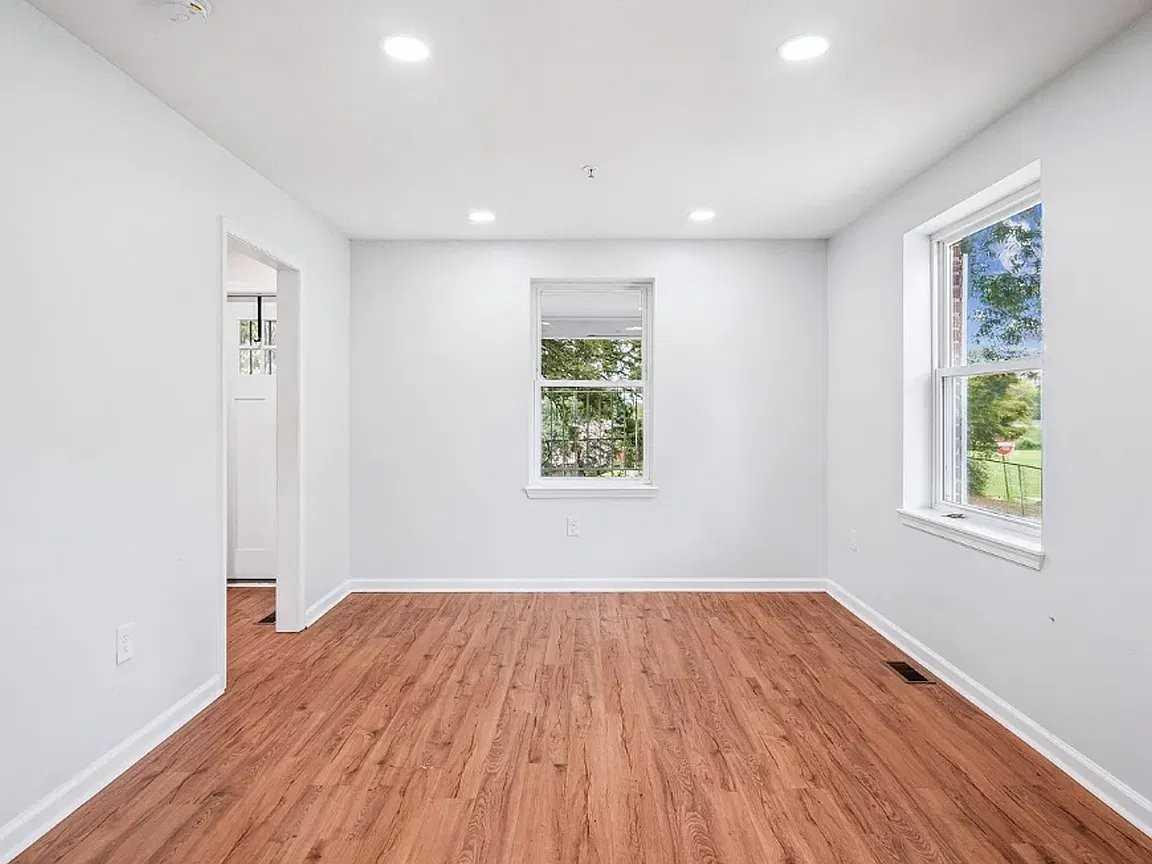 6004 34th Ave - Photo 3 of 5