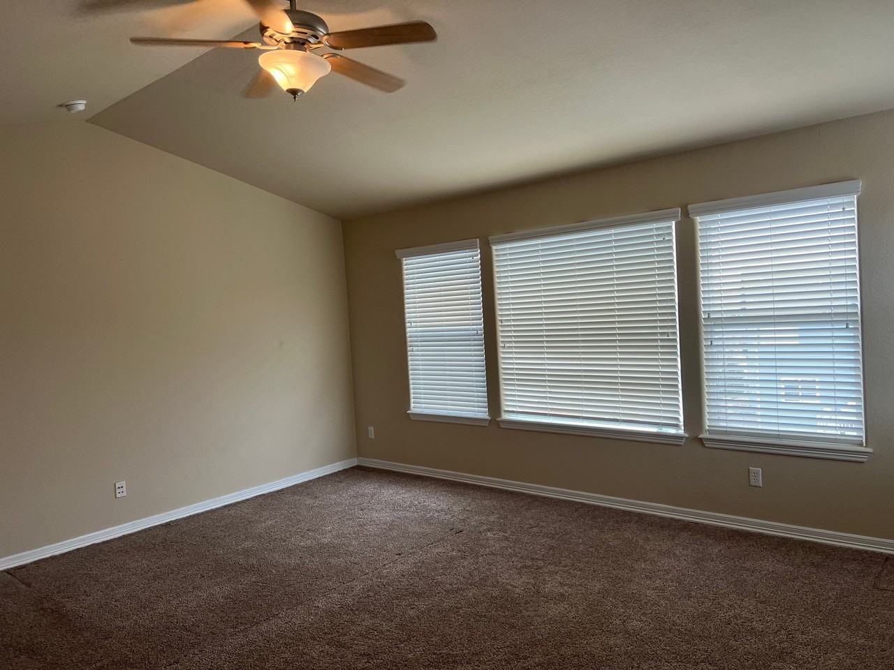 12744 Angelina Dr - Photo 7 of 8