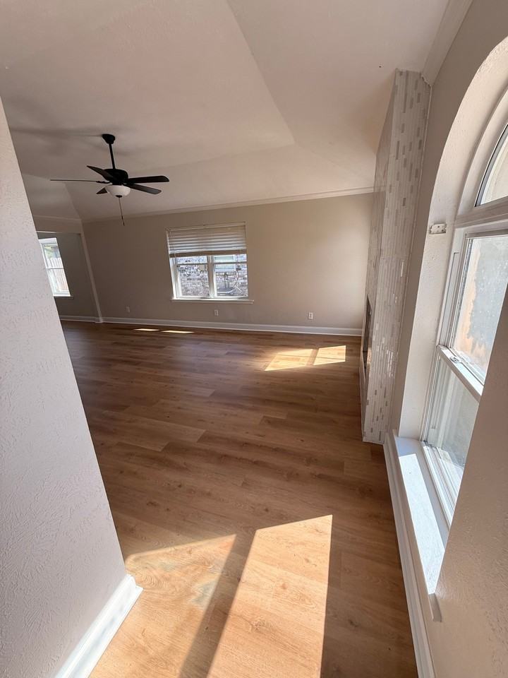 241 Riverview Dr - Photo 3 of 21