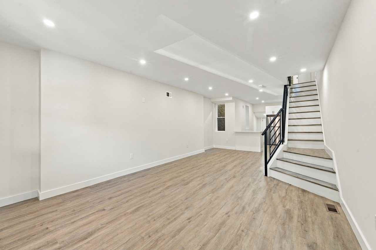 6026 Media St - Photo 4 of 20