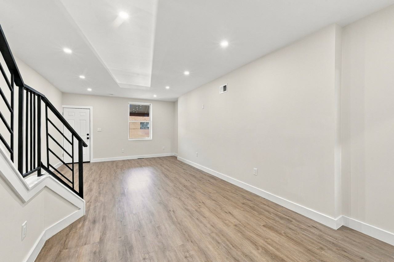 6026 Media St - Photo 5 of 20