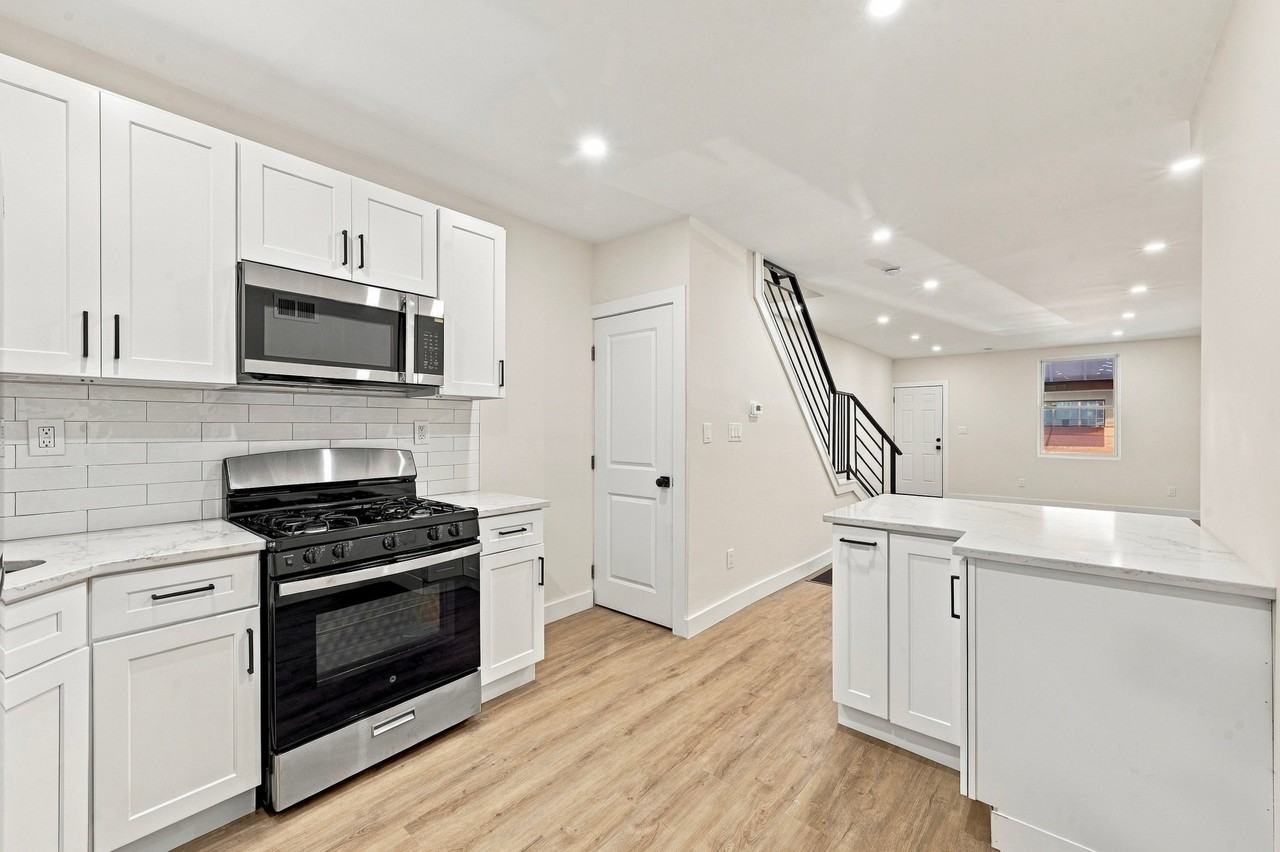 6026 Media St - Photo 6 of 20