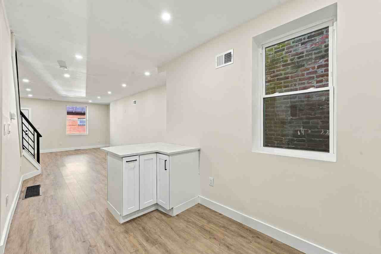 6026 Media St - Photo 7 of 20