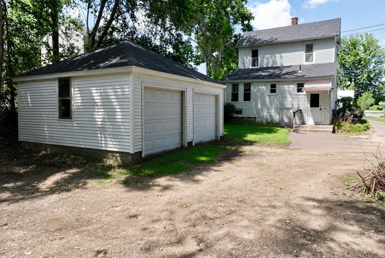 153 Russell St - Photo 3 of 16