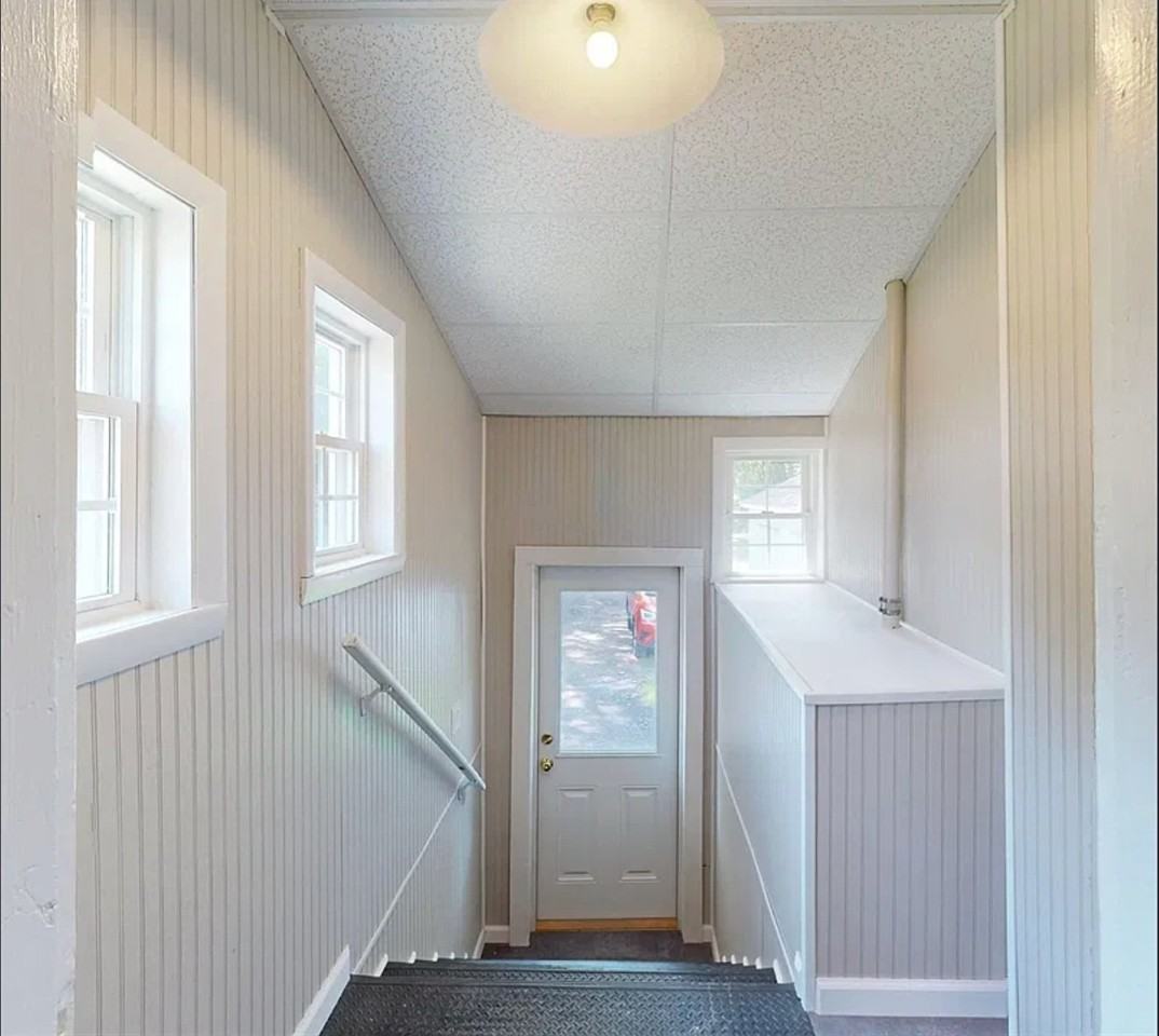 153 Russell St - Photo 4 of 16