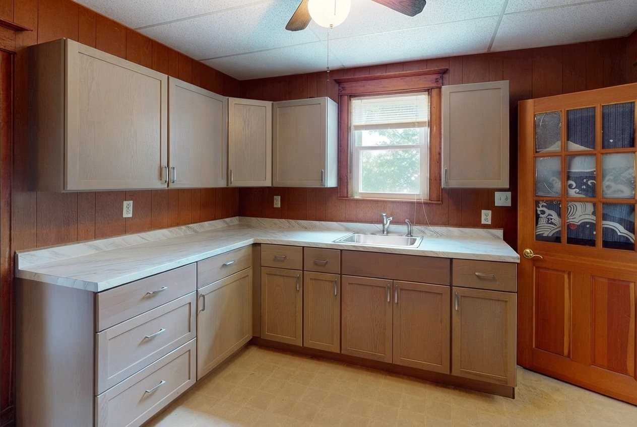 153 Russell St - Photo 6 of 16