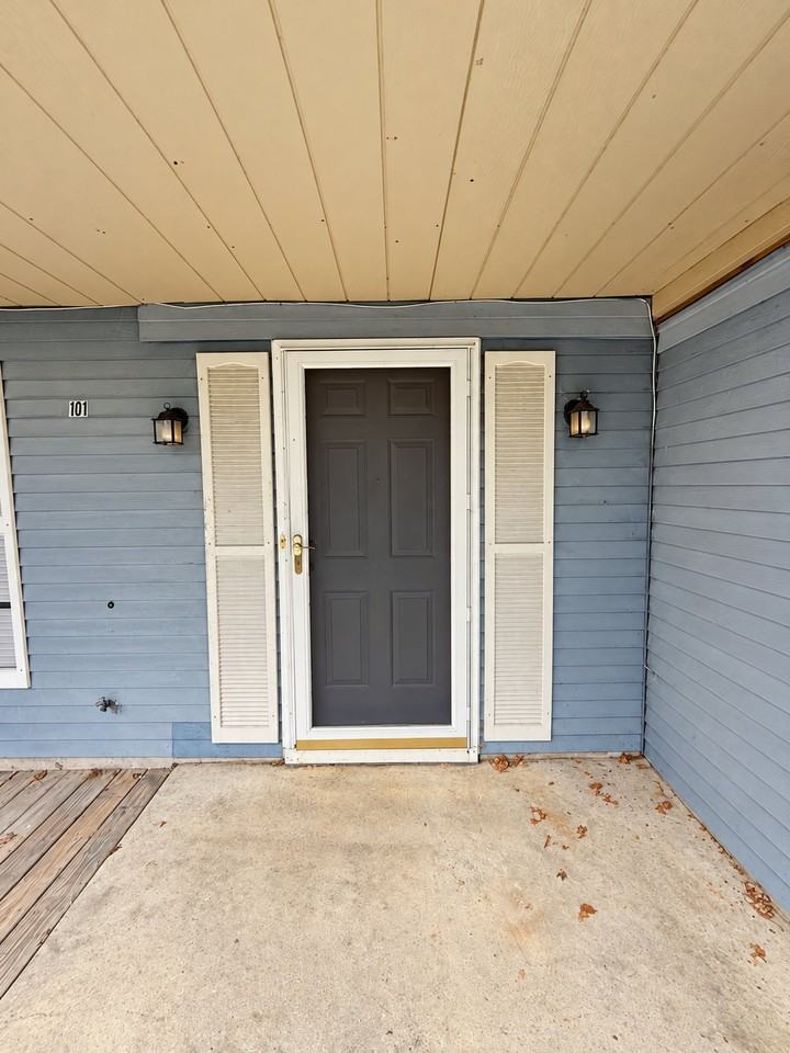 101 Polonia Way - Photo 2 of 15