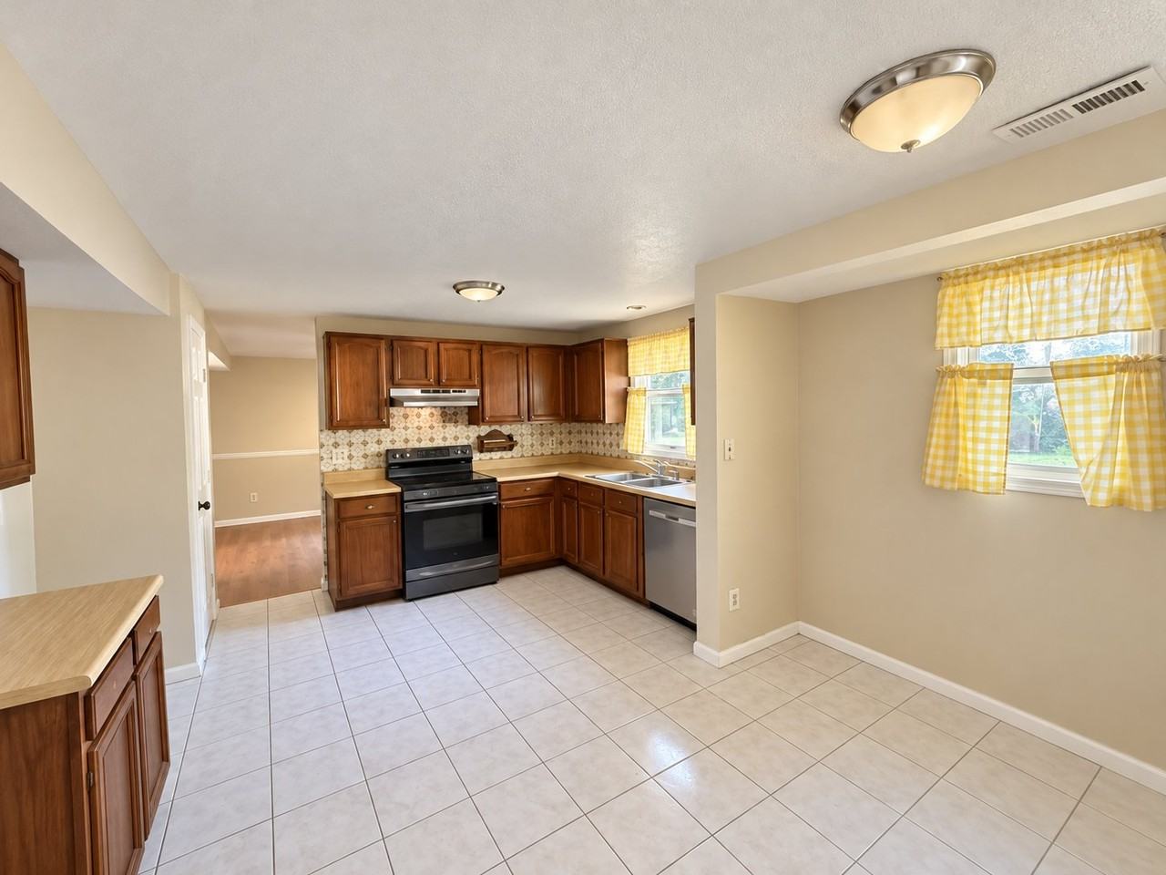 101 Polonia Way - Photo 3 of 15