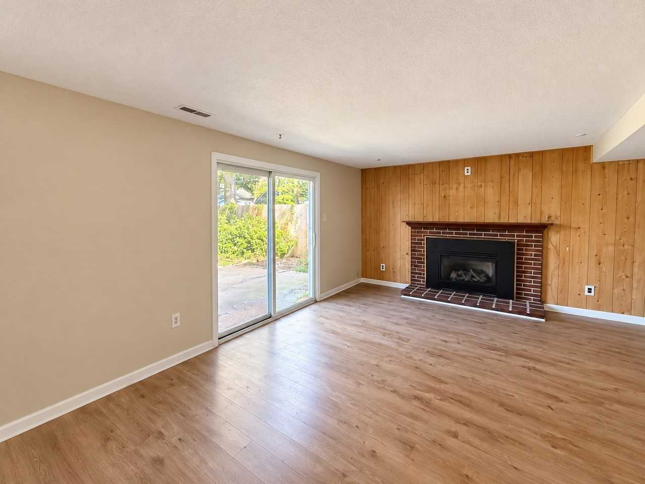 101 Polonia Way - Photo 4 of 15