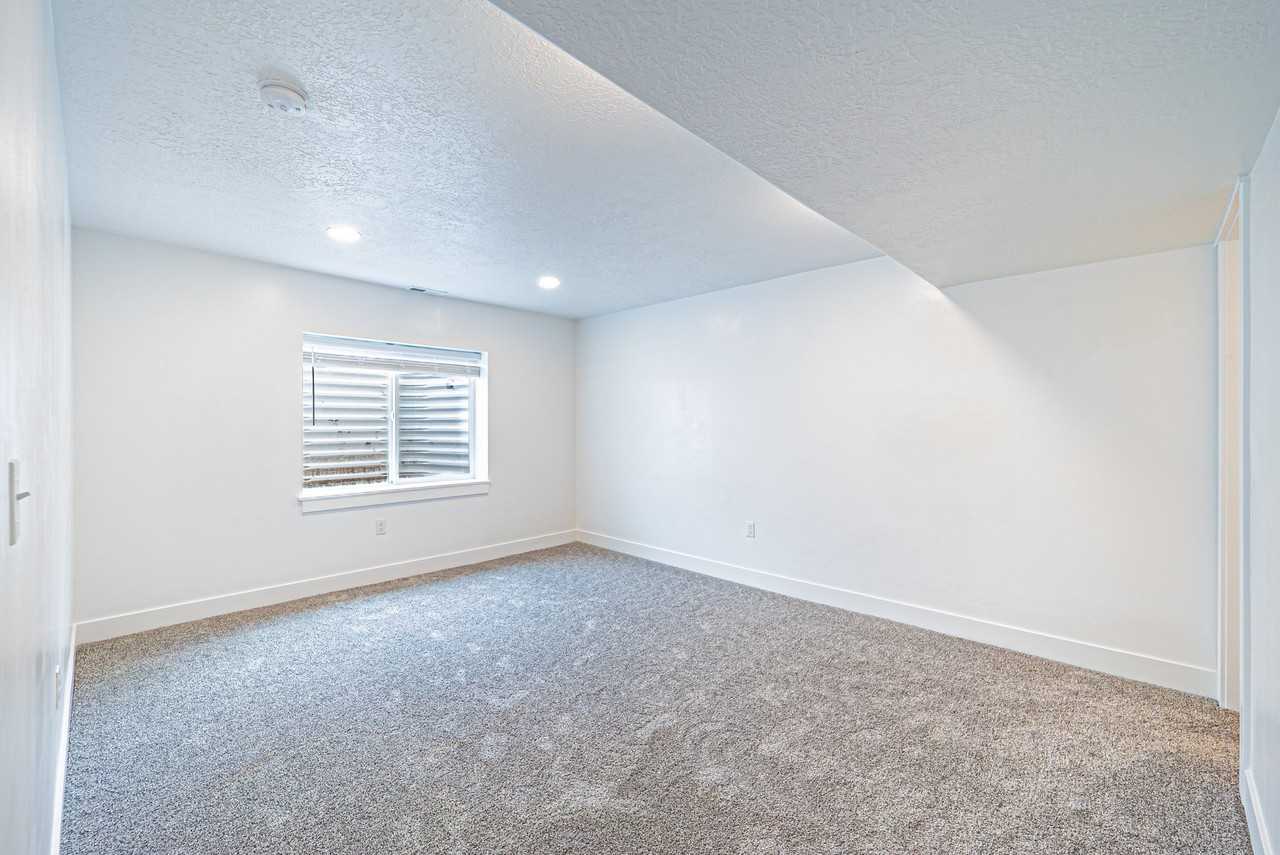 1453 Nw - Photo 4 of 17