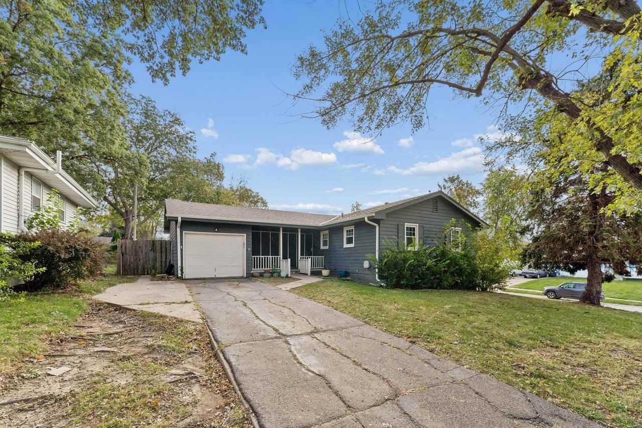 3123 S 137th St - Photo 3 of 30