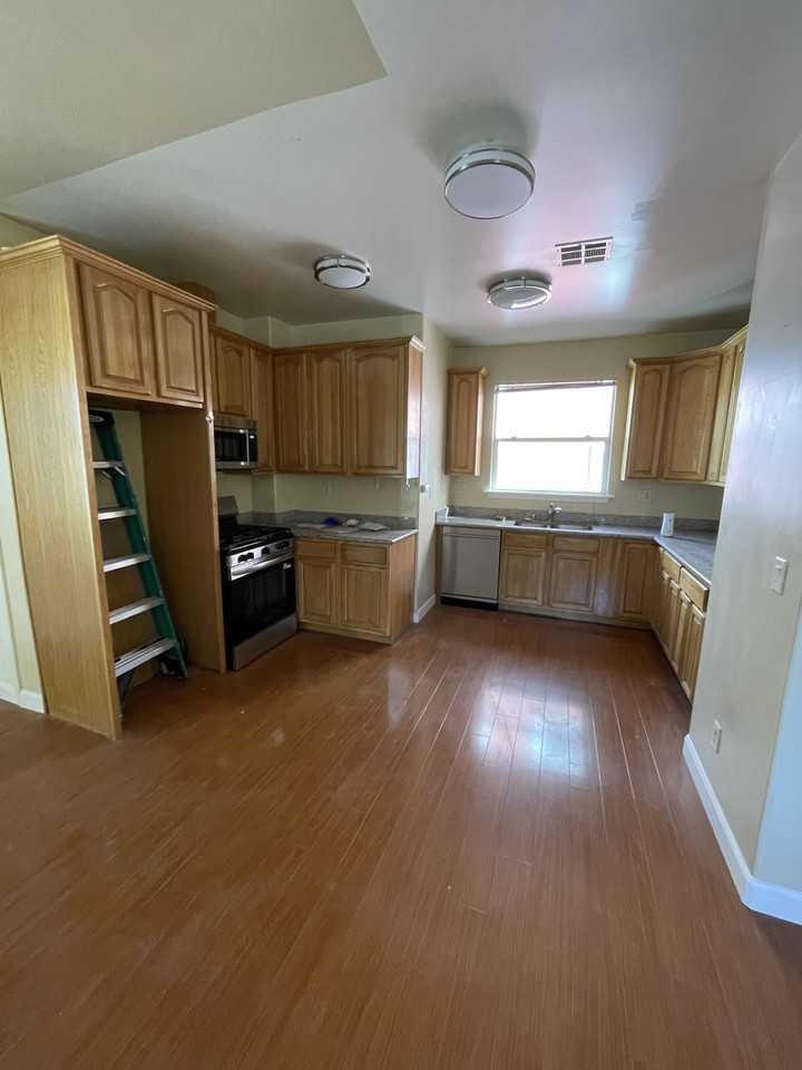 2025 9th St #A - Photo 3 of 5