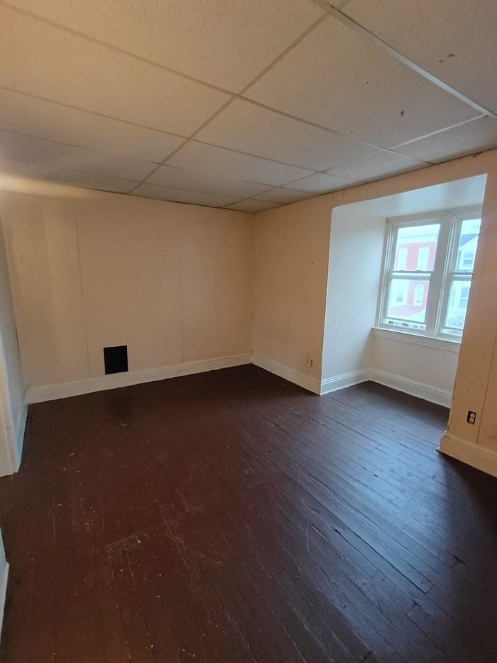 718 W Locust St - Photo 2 of 8