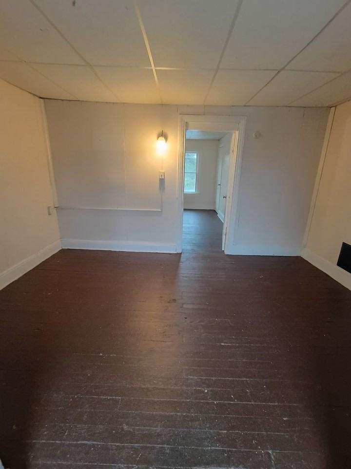 718 W Locust St - Photo 3 of 8