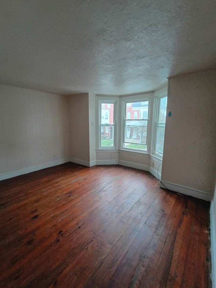 718 W Locust St - Photo 5 of 8