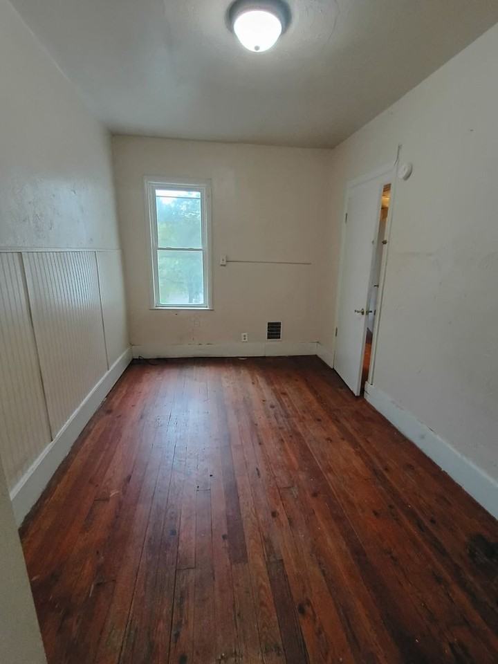 718 W Locust St - Photo 7 of 8