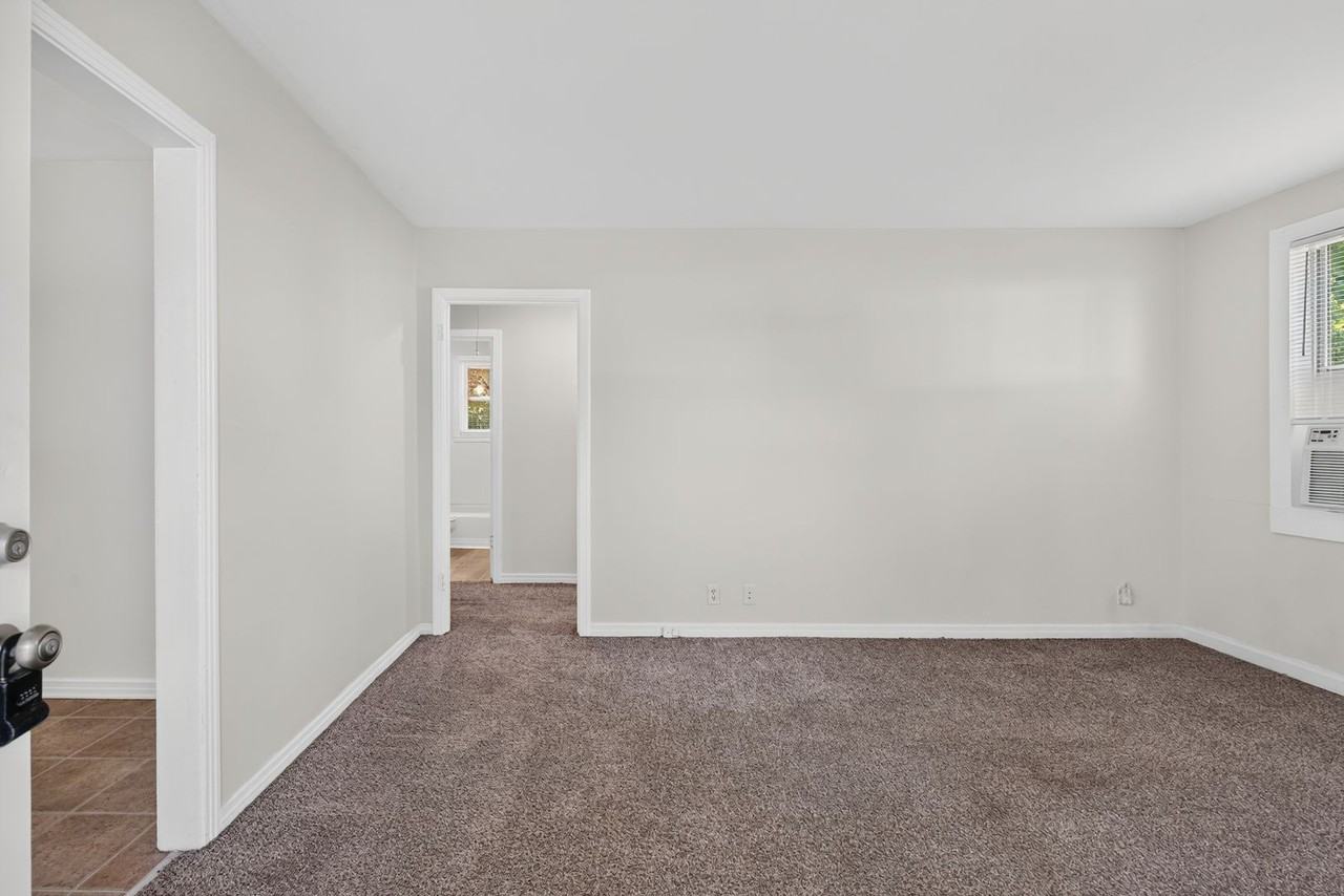 1224 Greenfield Dr - Photo 3 of 17