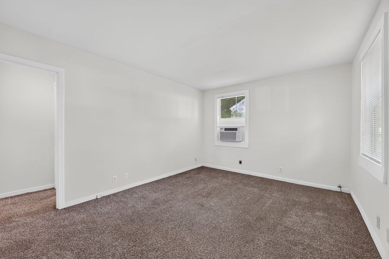 1224 Greenfield Dr - Photo 4 of 17
