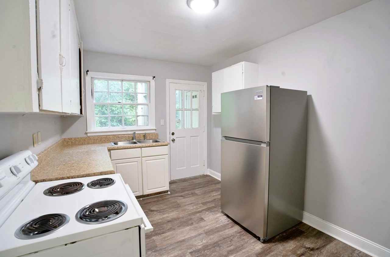 1620 Marguerite Ave - Photo 6 of 14