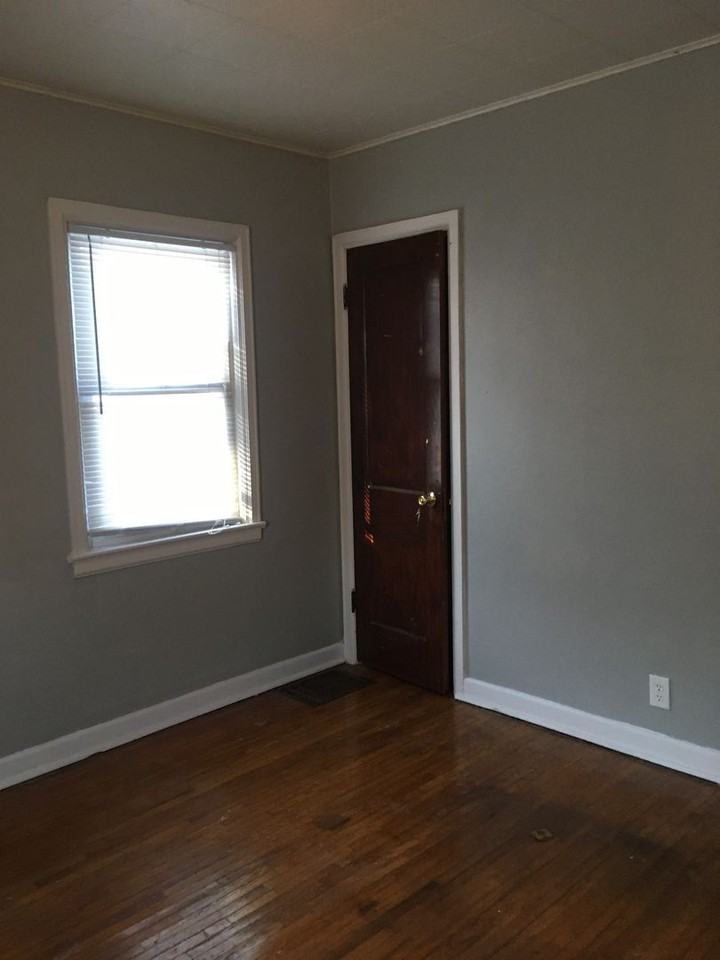 1104 W 8th St - Photo 6 of 9