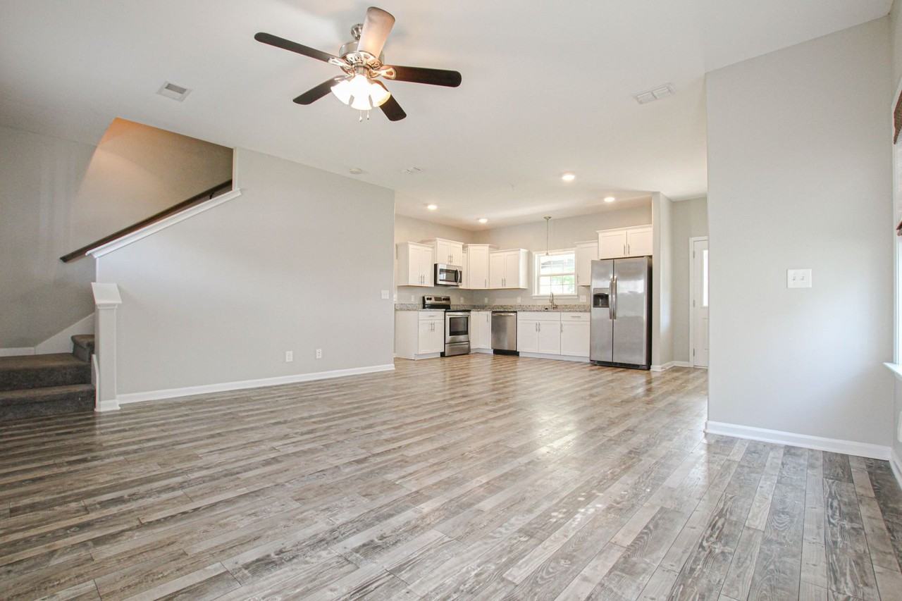 553 Medallion Cir - Photo 2 of 17
