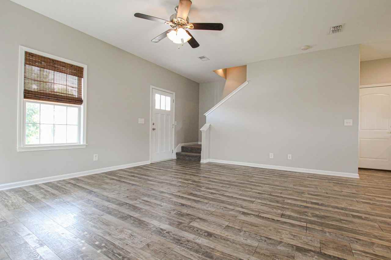 553 Medallion Cir - Photo 3 of 17