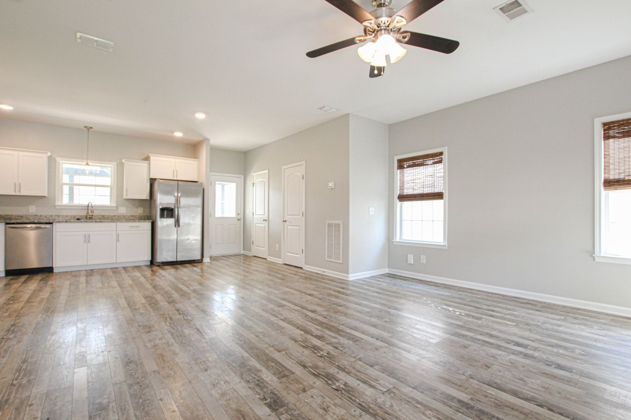 553 Medallion Cir - Photo 4 of 17