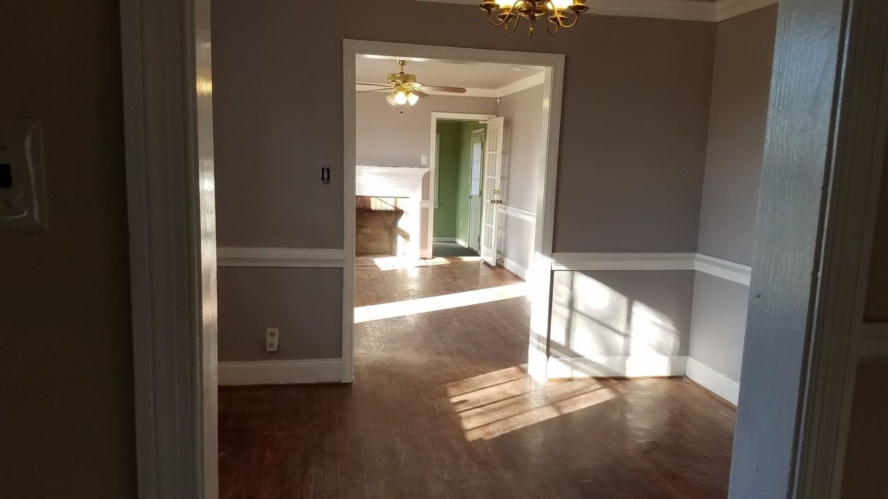 2404 National St - Photo 5 of 9