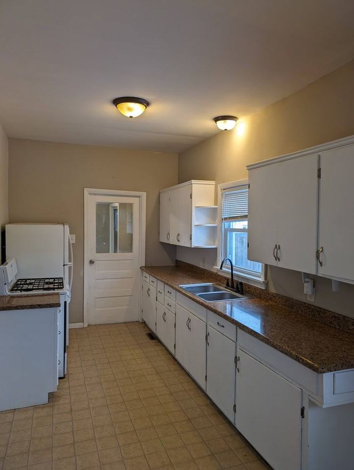 605 S Middleboro Ave - Photo 4 of 16