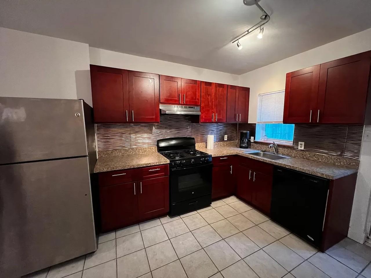536 N 12th St - Photo 4 of 20