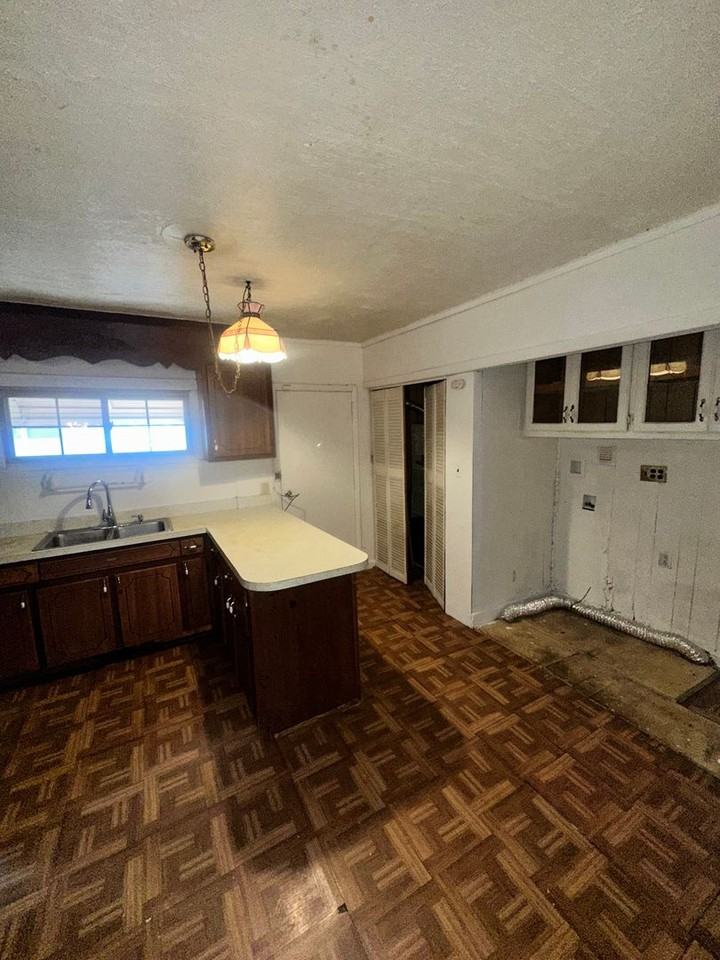 3441 Downes St - Photo 5 of 13