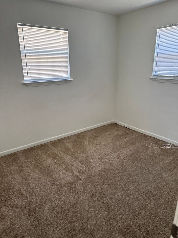 217 Bay St Nw - Photo 4 of 9