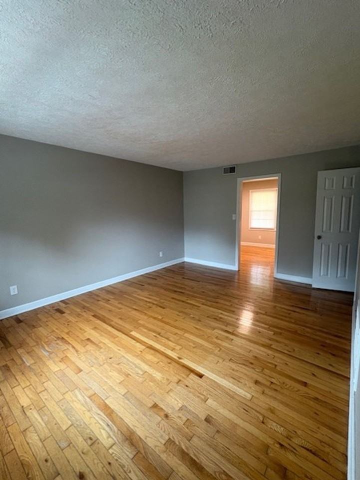 ✨ 2-Bedroom Townhouse in Quiet Abingdon Location ✨ - Photo 2 of 11