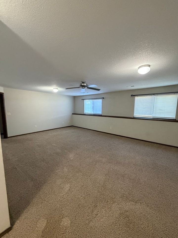 1349 N Aster St - Photo 4 of 27